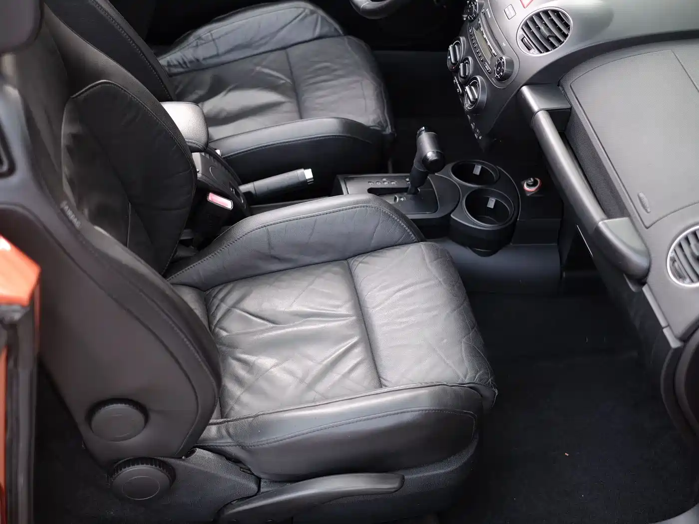Volkswagen Beetle 2010 Model 2.0 BlackOrange Convertible Luxury Edition фото 51