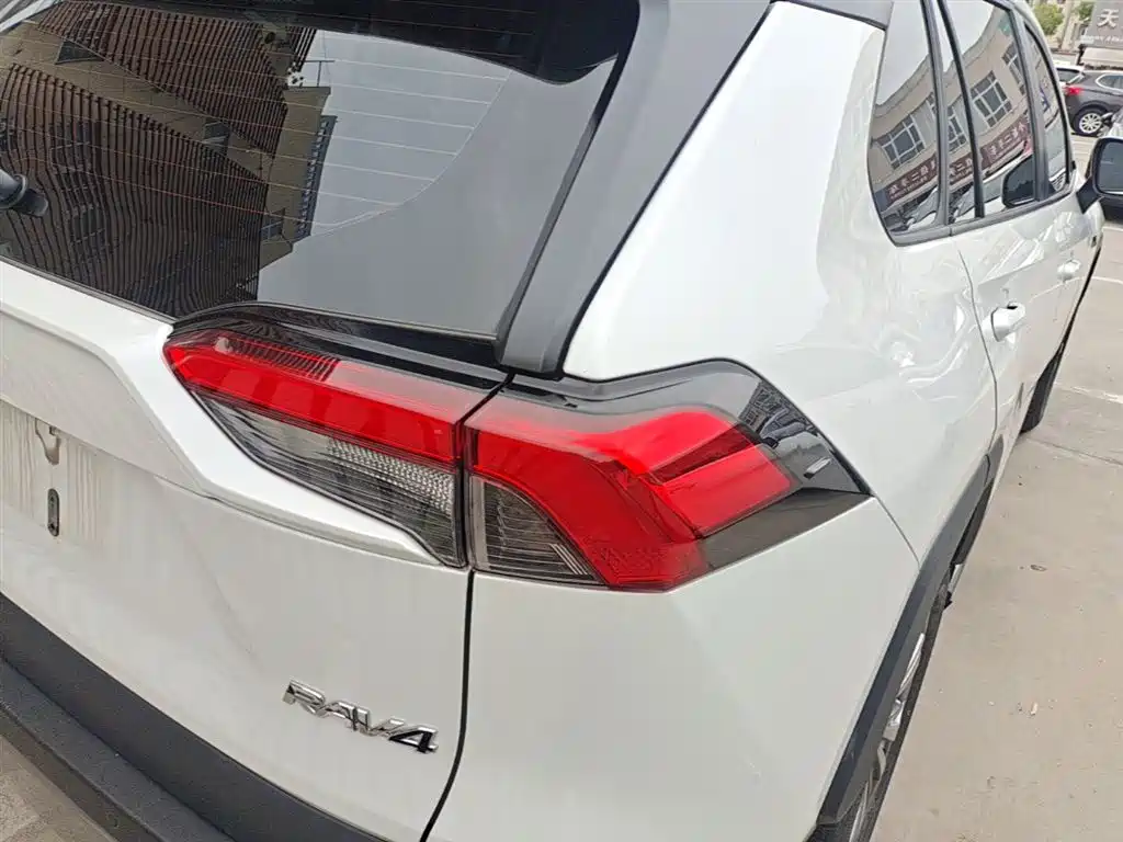 Toyota RAV4 Rongfang 2023 2.0L CVT 2WD 20th Anniversary Platinum Edition фото 8
