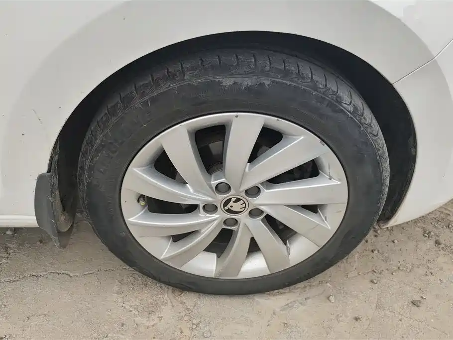 Škoda Rapid 2018 1.6L Manual Comfort Edition фото 6