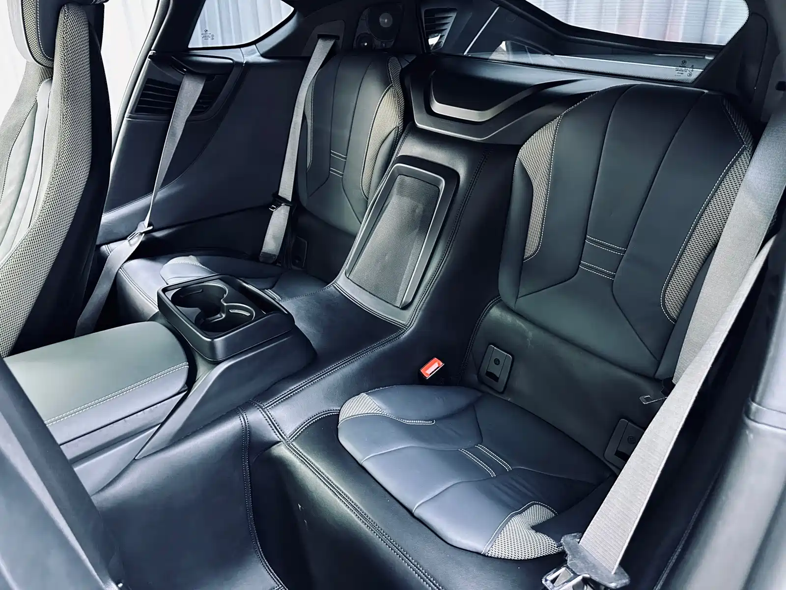 Фото 16 - BMW i8
