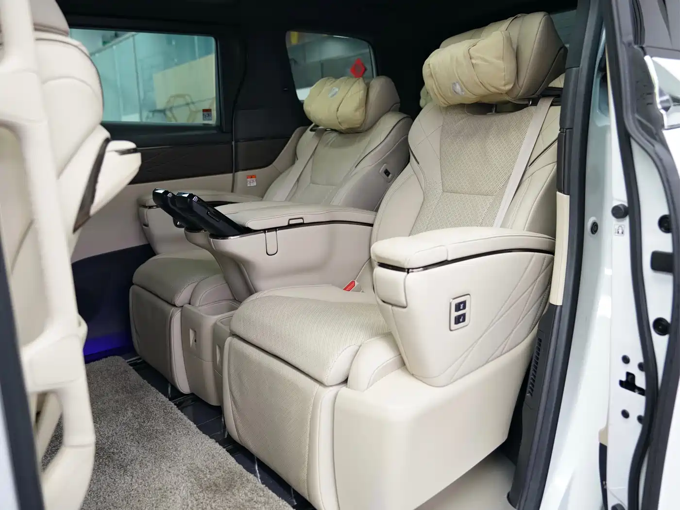 Toyota Alphard 2024 Hybrid 2.5L Ultimate Enjoyment Edition фото 8