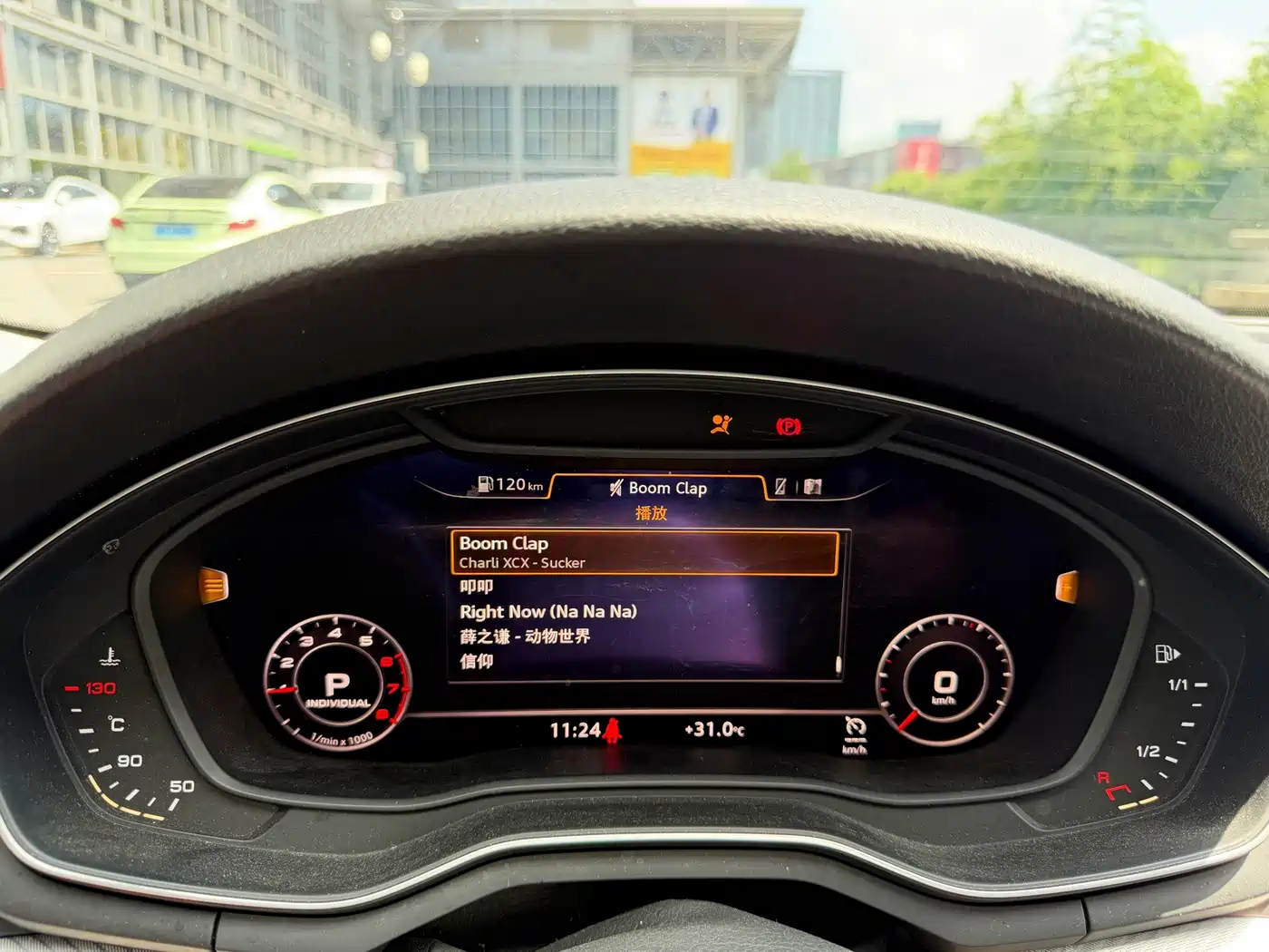 Фото 15 - Audi A4L