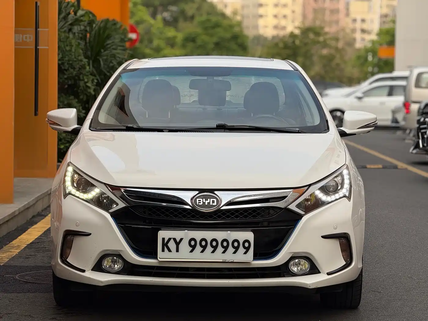 BYD Qin New Energy 2015 1.5T Dual Crown Flagship Edition фото 2
