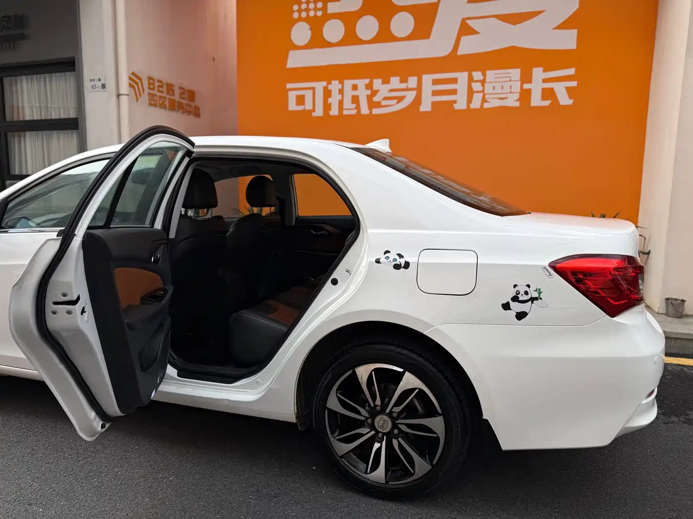 BYD Qin New Energy 2015 1.5T Dual Crown Flagship Edition фото 14
