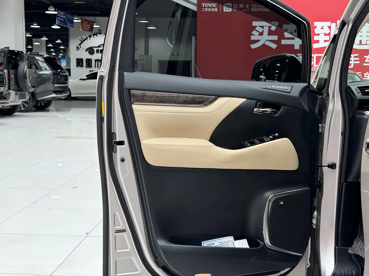 Toyota Vellfire 2019 Hybrid 2.5L HV Premium Edition фото 11