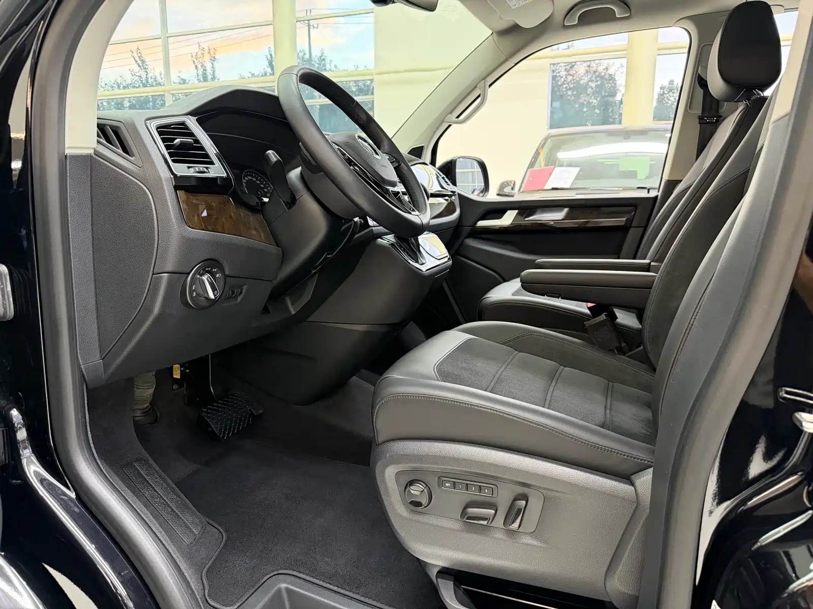 Фото 7 - Volkswagen Multivan