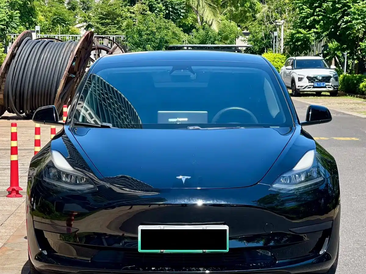 Фото 2 - Tesla Model 3