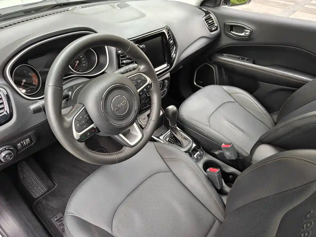 Фото 13 - Jeep Compass