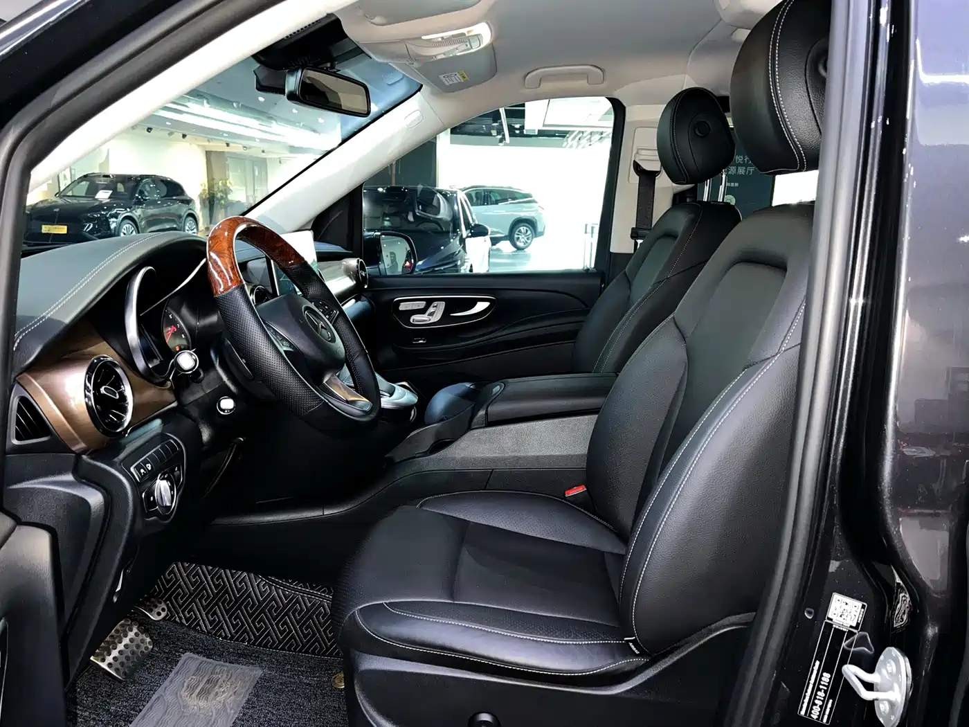 Mercedes-Benz V-Class 2020 Model V 260 L Long Wheelbase Luxury фото 8