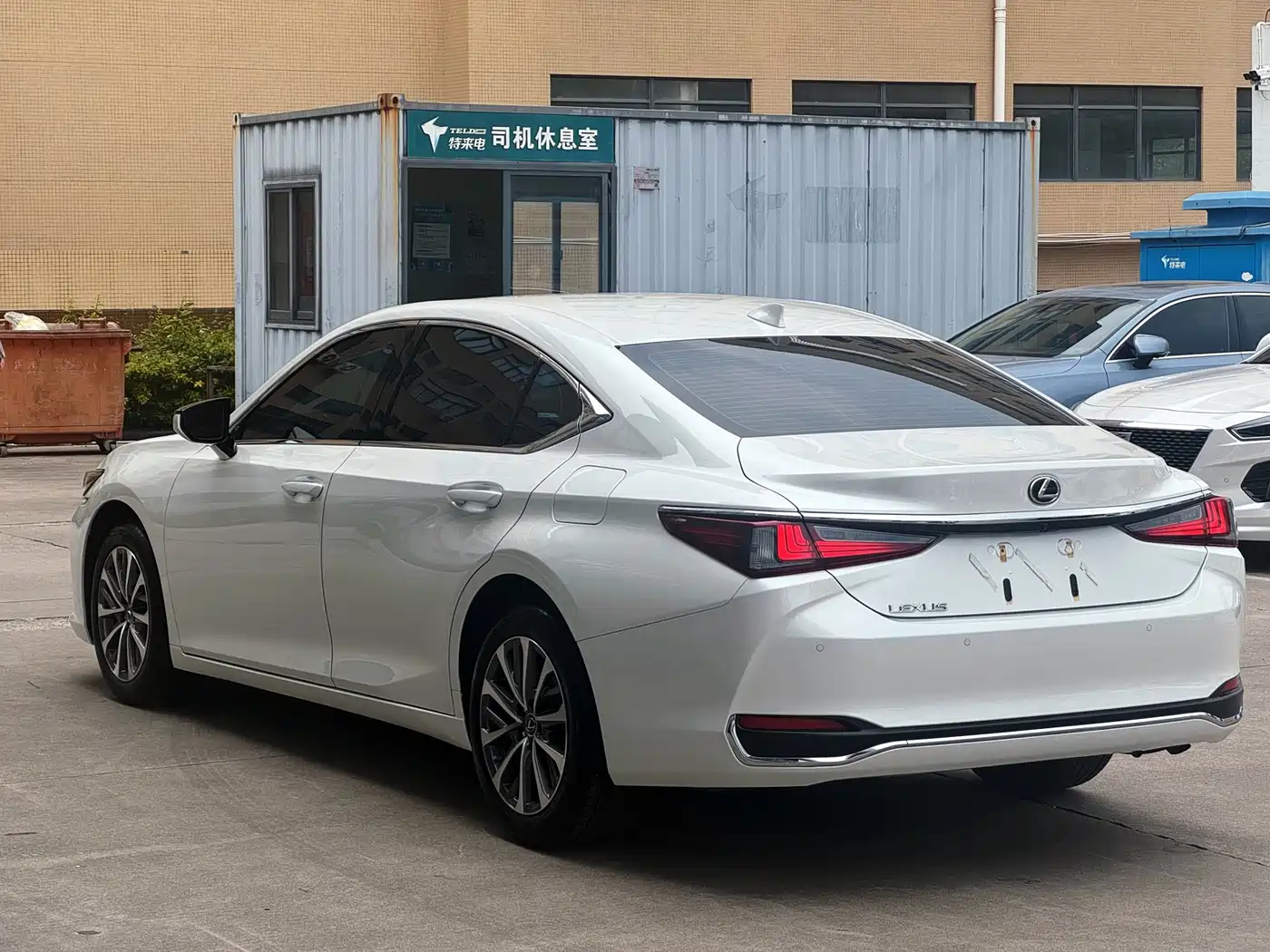 Lexus ES 2022 200 Excellence Edition фото 9