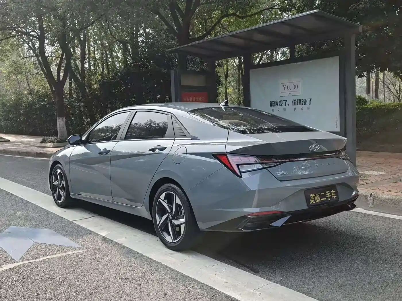 Hyundai Elantra 2022 1.5L CVT LUX Premium Edition фото 10