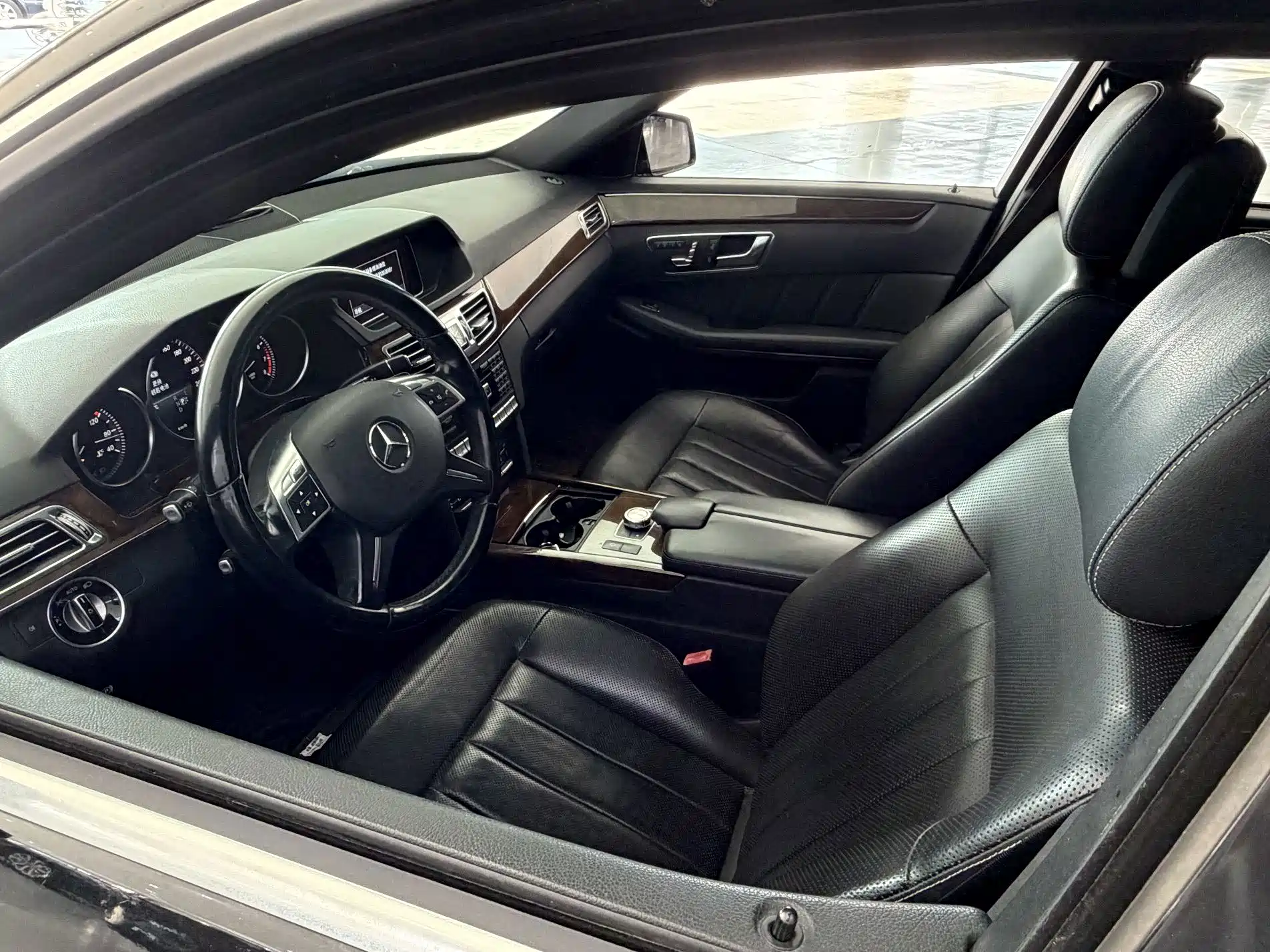 Фото 4 - Mercedes-Benz E-Class