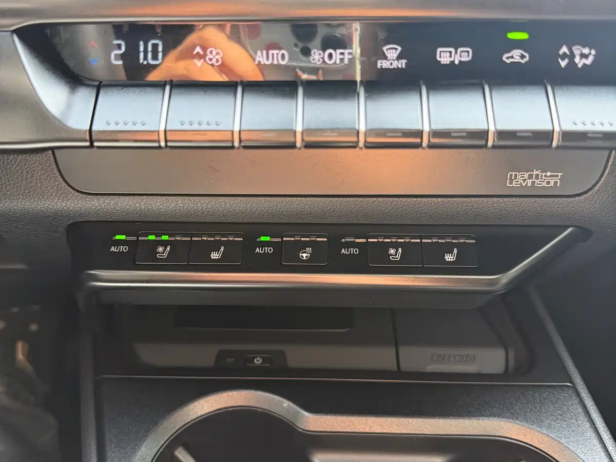 Lexus UX Electric 2020 300e Pure Enjoyment Edition фото 14