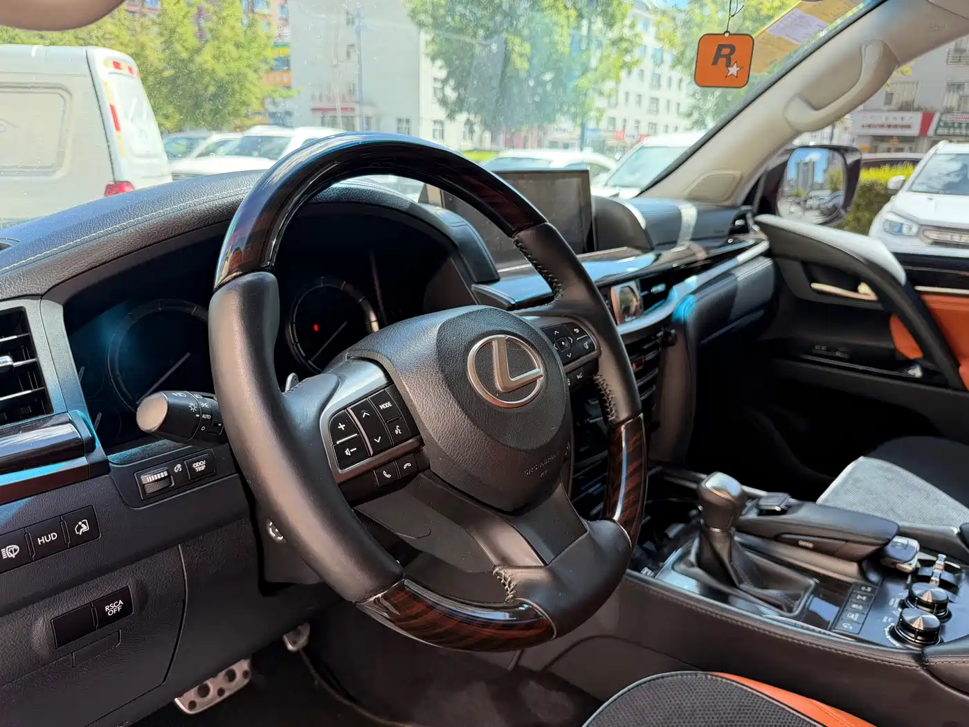 Фото 18 - Lexus LX