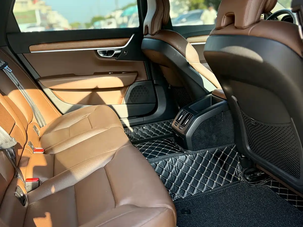 Фото 10 - Volvo S90