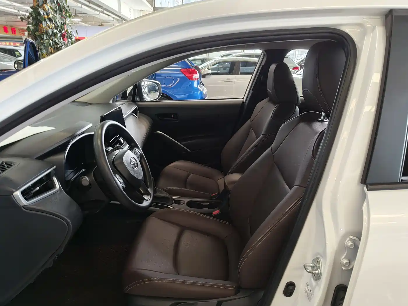 Toyota Corolla Cross 2023 2.0L 20th Anniversary Platinum Edition фото 4