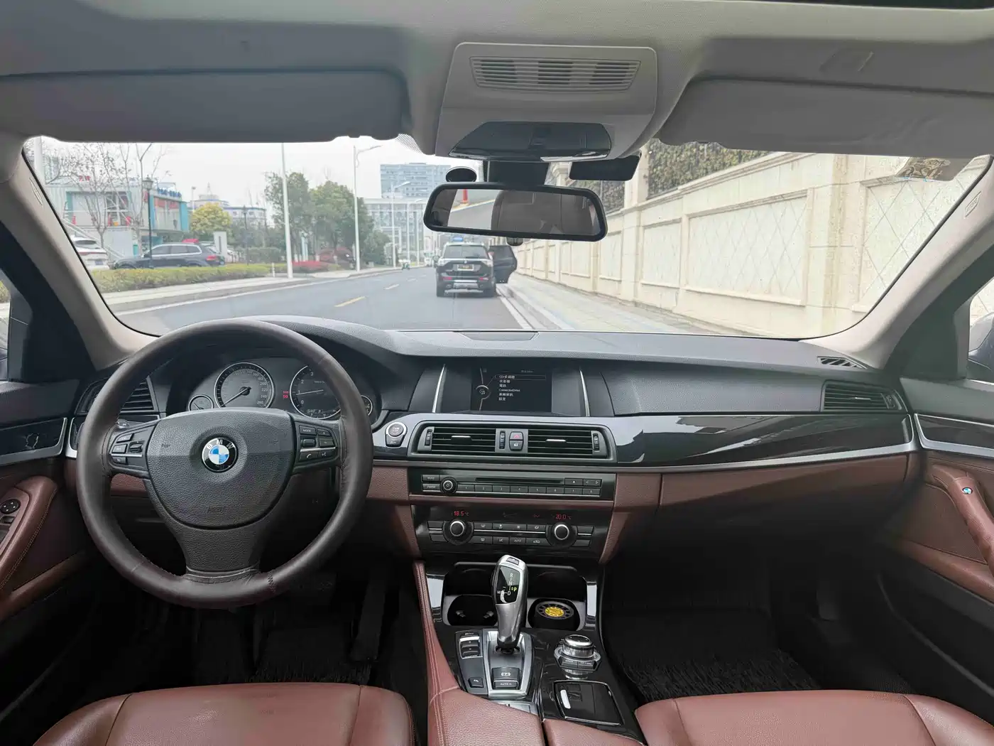 BMW 5 Series (Import) 2014 520i Classic фото 8