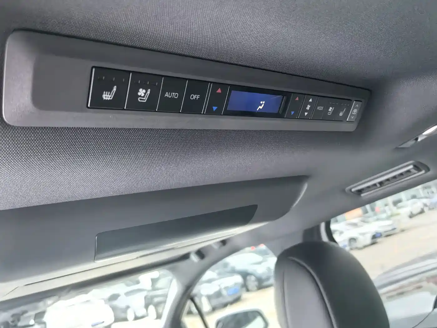 Toyota Sienna 2023 2.5L Hybrid Platinum Edition фото 16