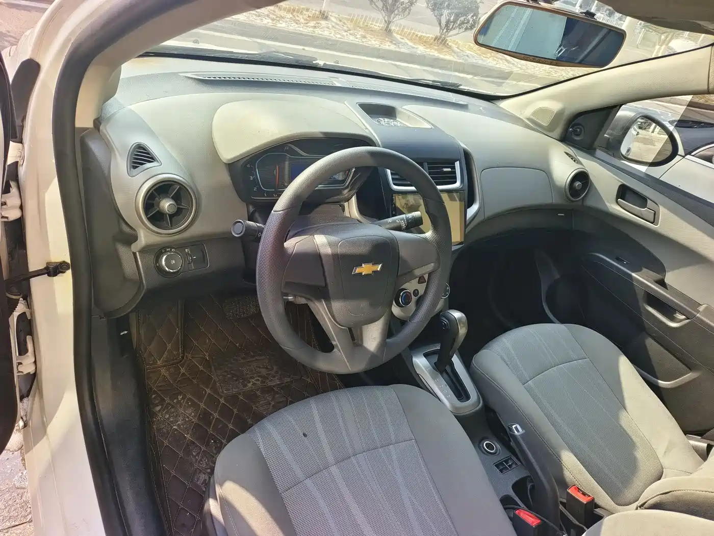 Chevrolet Aveo 2014 Sedan 1.4SL AT Fashion Sunroof Edition фото 9