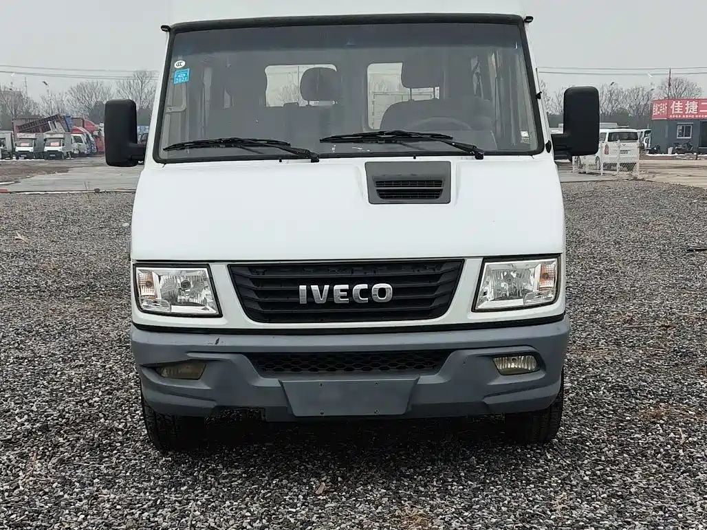 Iveco Daily 2019 2020 Model 2.5T A35 Bus Single-Tire Medium Roof 5-9 Seats with Side Sliding Door China V