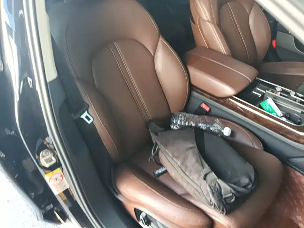 Photo 25 - Audi A8
