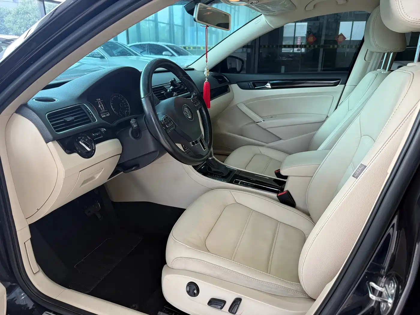Volkswagen Passat 2014 1.8TSI DSG Luxury Edition фото 10