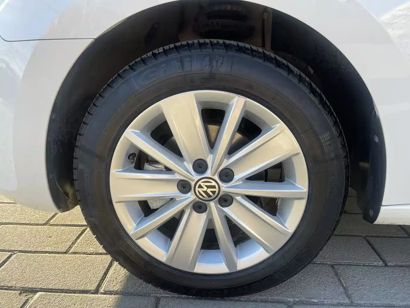 Volkswagen Jetta 2015 1.6L Automatic Luxury фото 8
