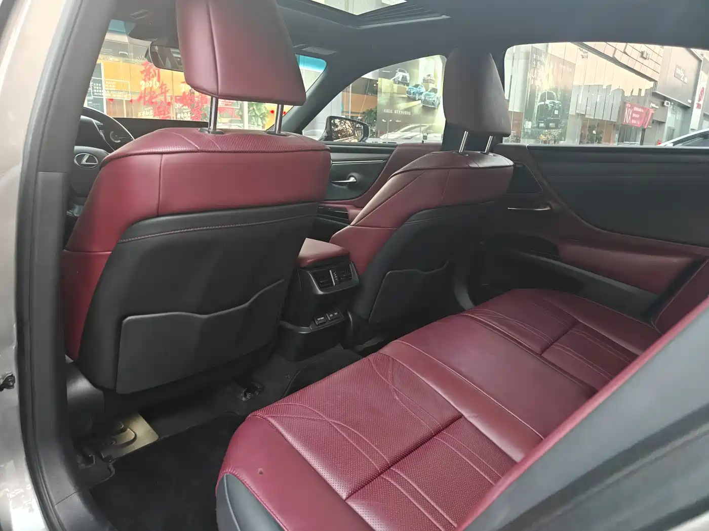 Lexus ES 2022 300h Silver Limited Edition фото 7