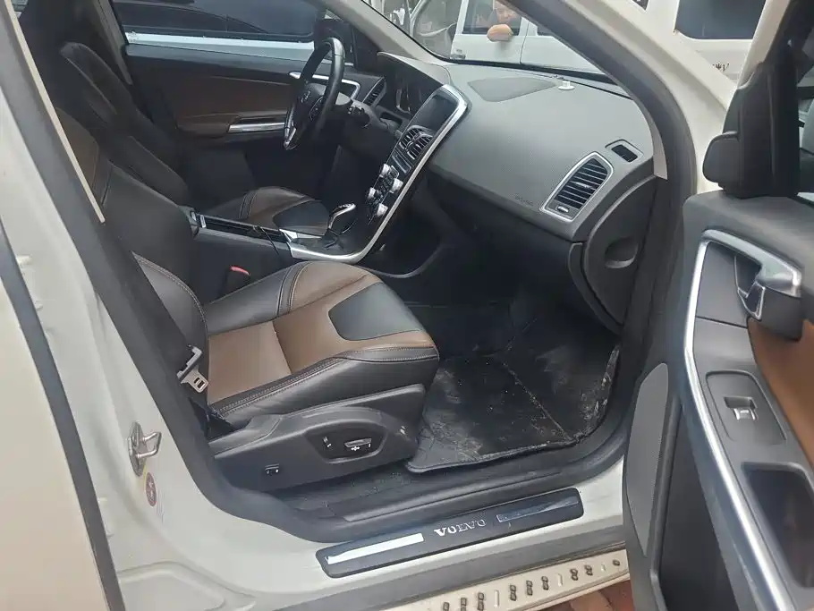 Фото 8 - Volvo XC60