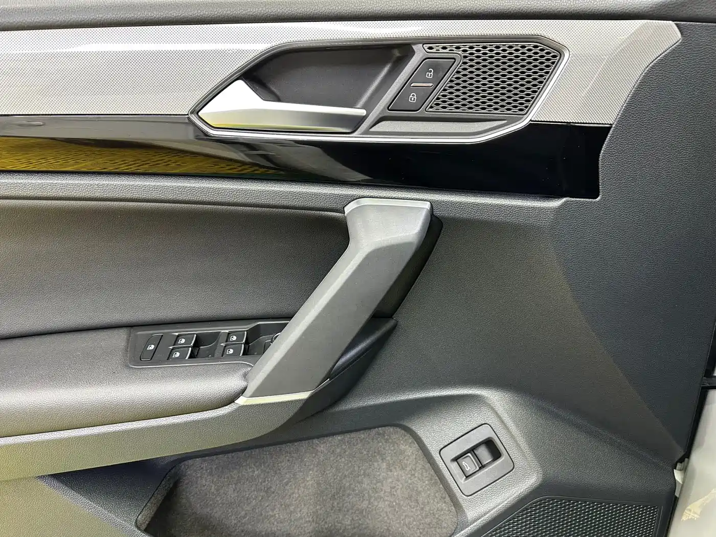 Volkswagen Tayron 2022 280TSI 2WD Luxury Smart Connect Edition фото 16