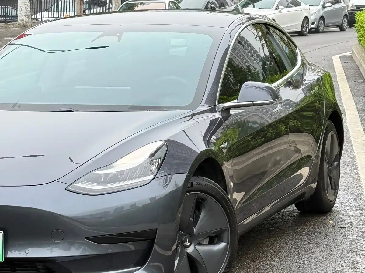 Фото 2 - Tesla Model 3
