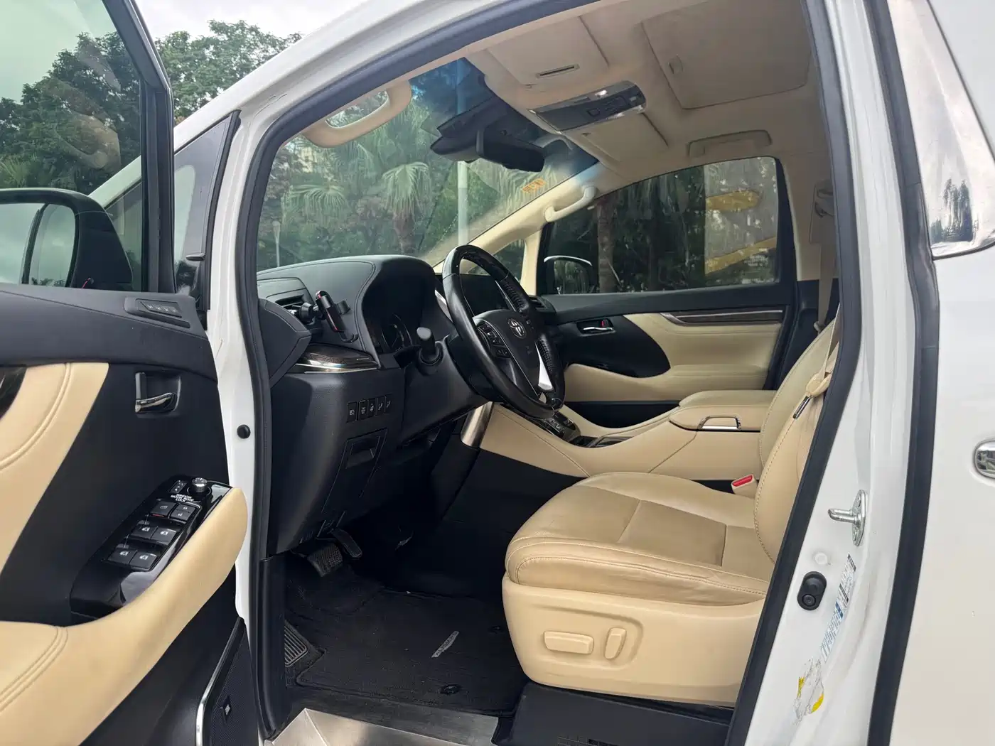 Toyota Alphard 2020 Hybrid 2.5L Gold Special Edition фото 8