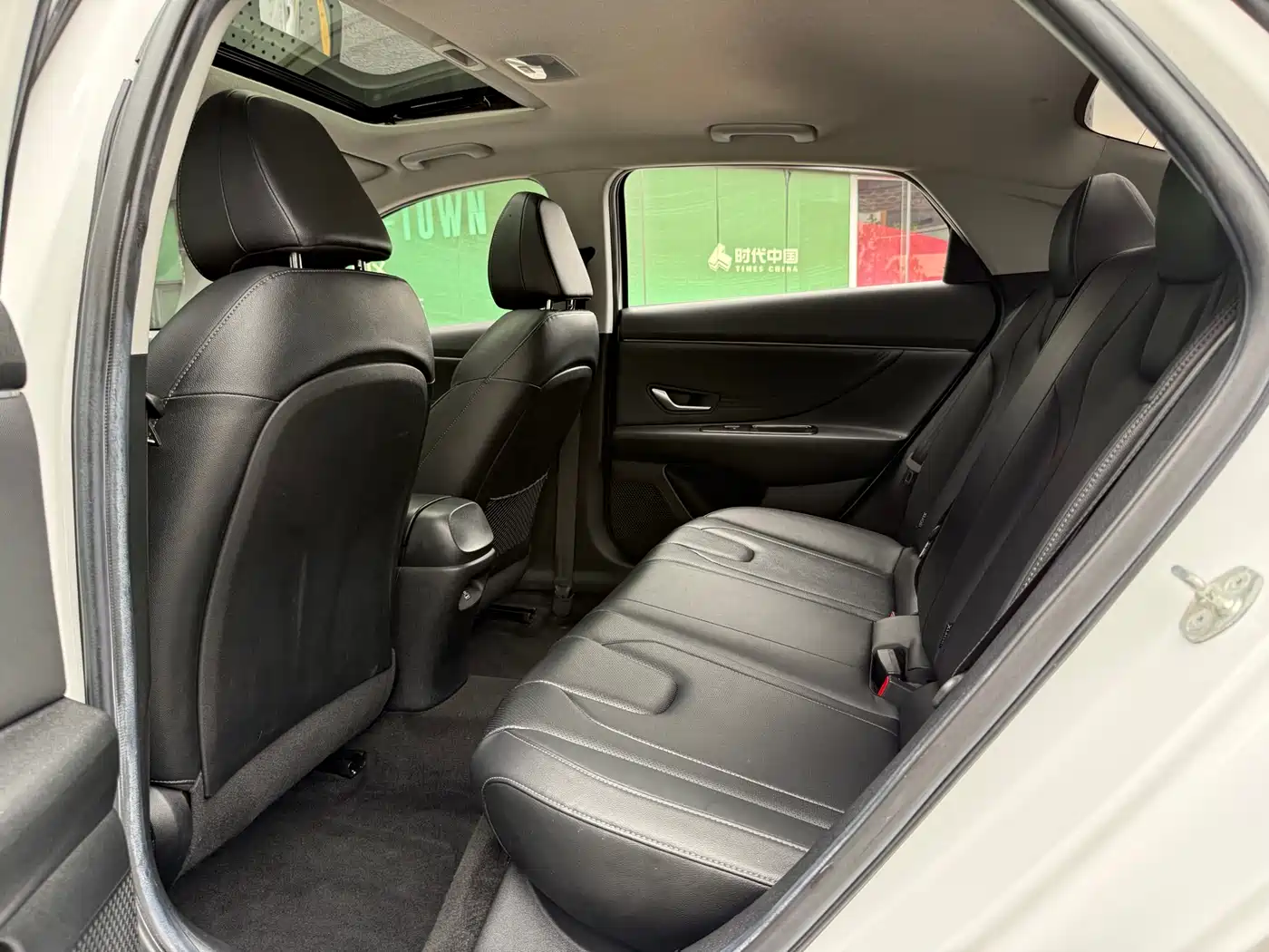 Hyundai Elantra 2021 1.5L CVT LUX Premium Edition фото 11
