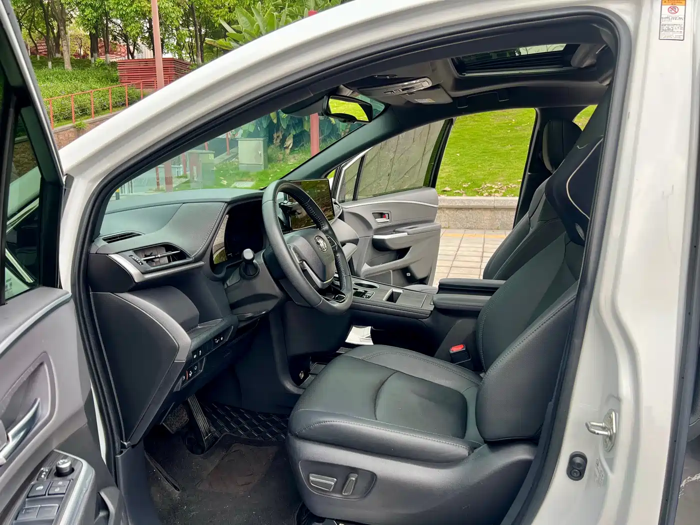 Toyota Sienna 2021 2.5L Hybrid Ultimate Edition фото 7