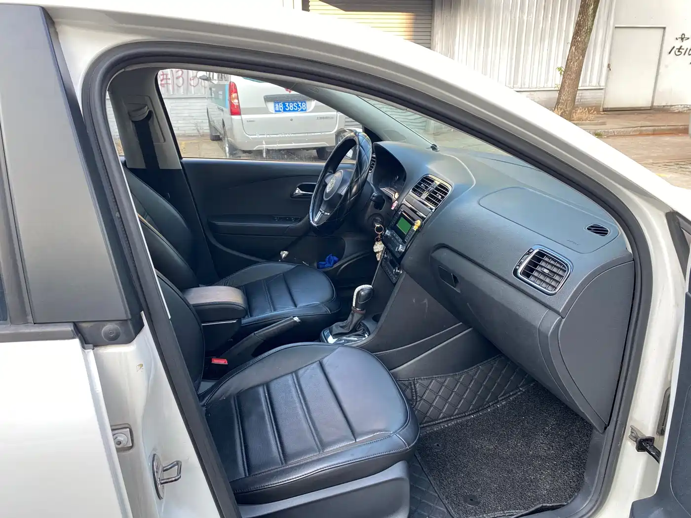 Volkswagen Polo 2011 1.6L Automatic Cool Edition фото 15