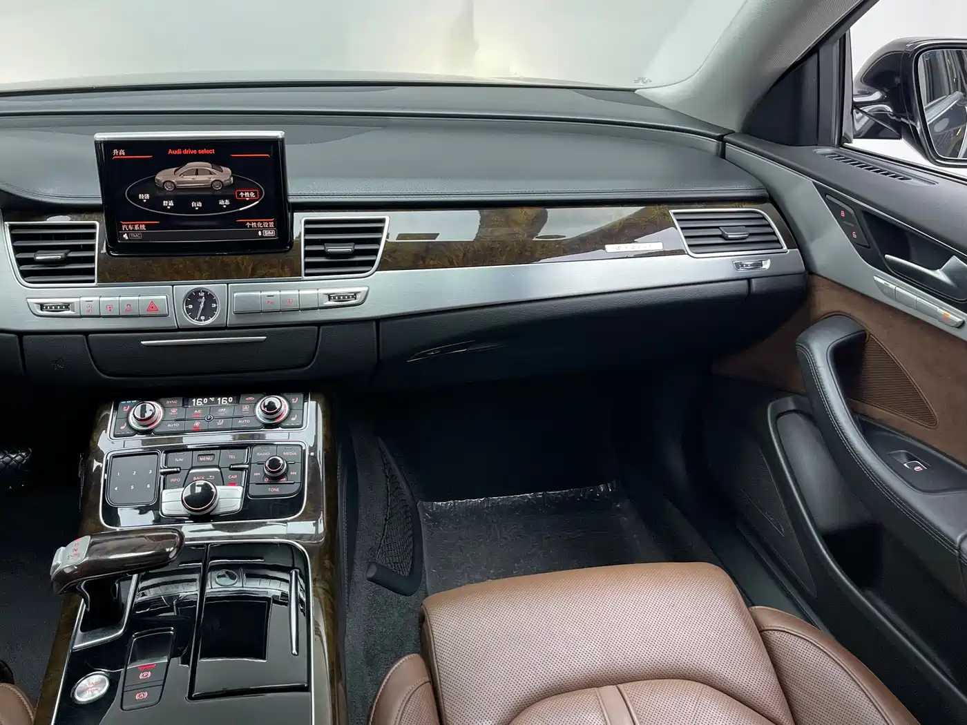 Photo 5 - Audi A8
