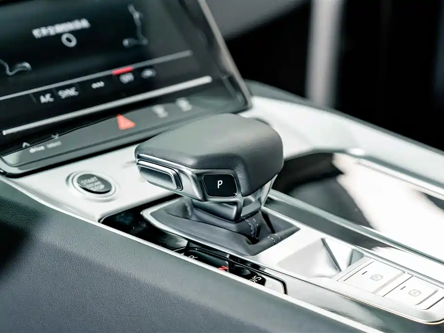 Audi Q6 2025 40 TFSI quattro Commemorative Edition Yulin Package 7-Seater фото 13