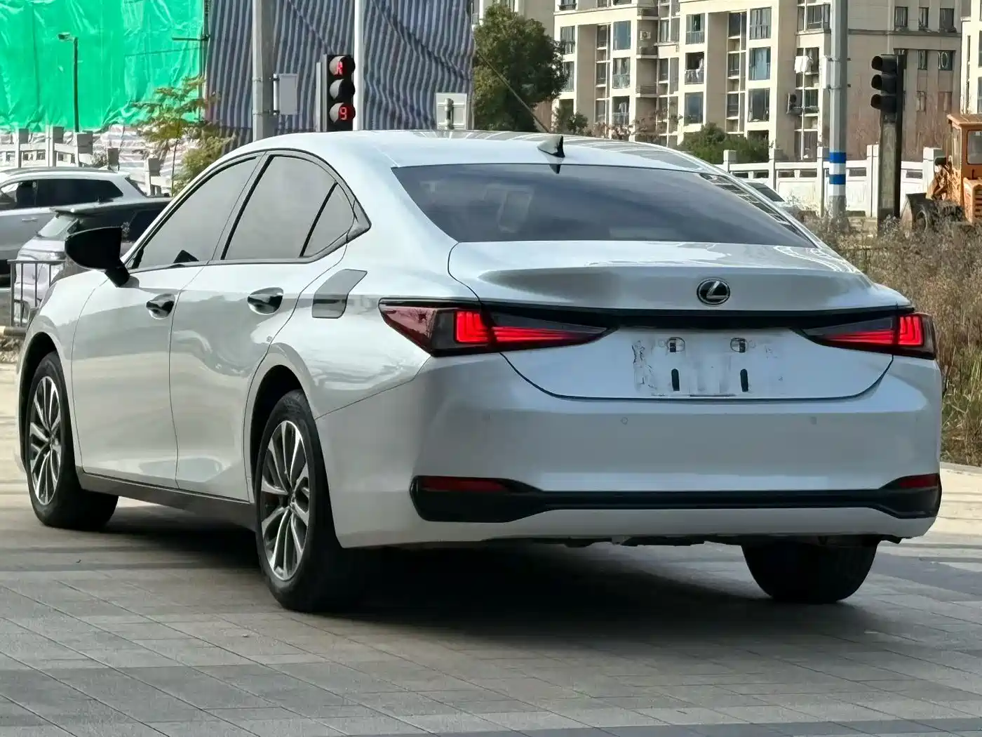 Lexus ES 2023 200 Excellence Edition фото 9