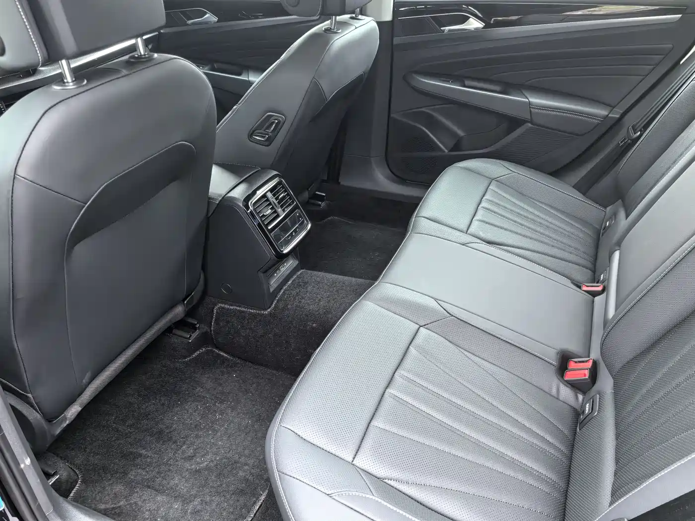 Volkswagen Passat 2024 330TSI Elite Edition фото 5