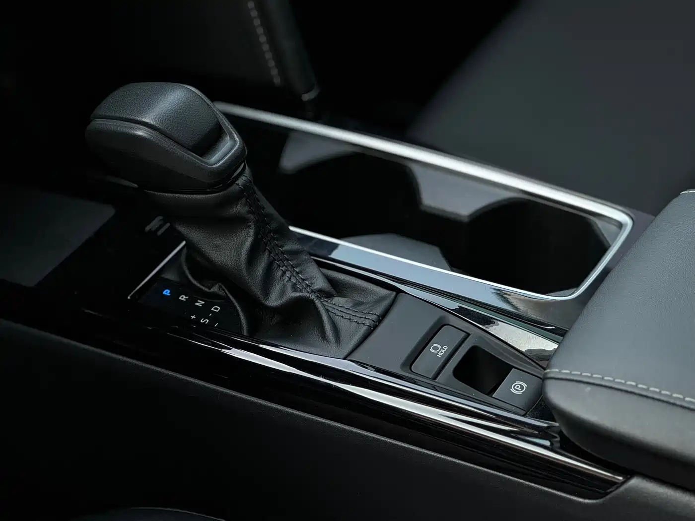 Toyota Camry 2024 Hybrid 2.0HE Elite Edition фото 12
