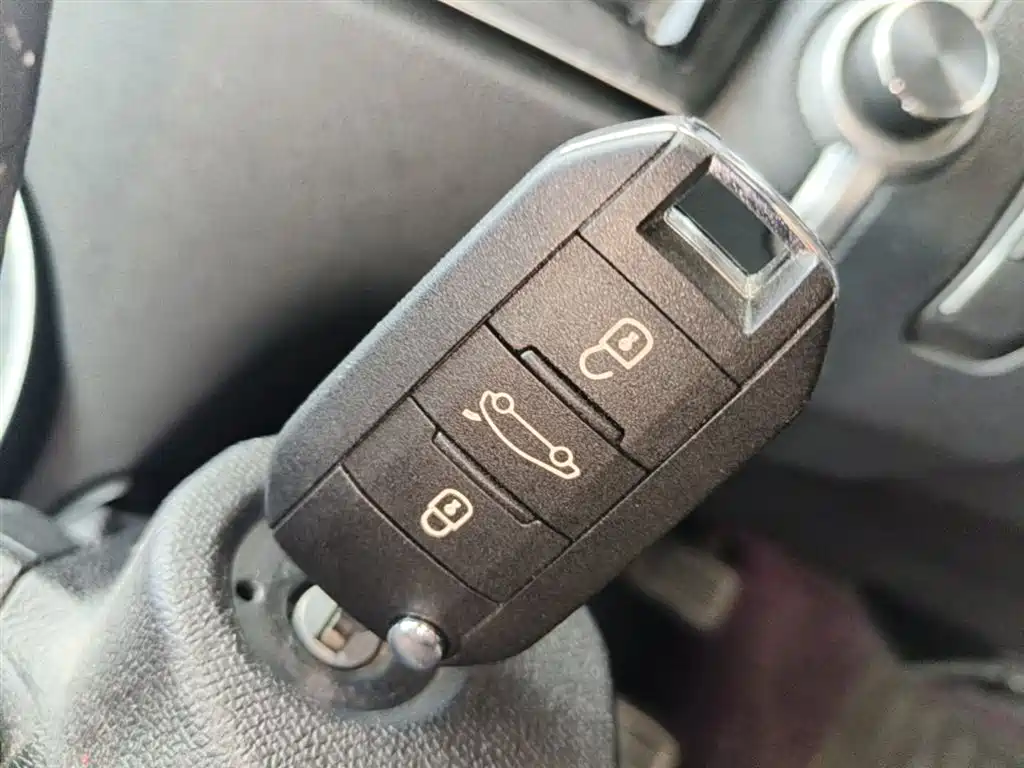 Peugeot 408 2016 1.6T Automatic Luxury Edition фото 9