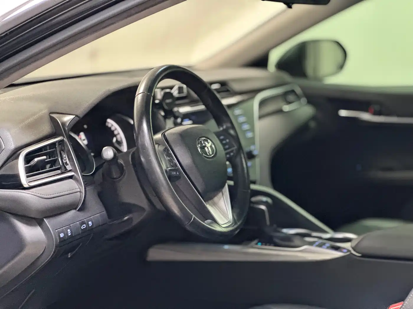Toyota Camry 2018 Hybrid 2.5HG Luxury Edition фото 6