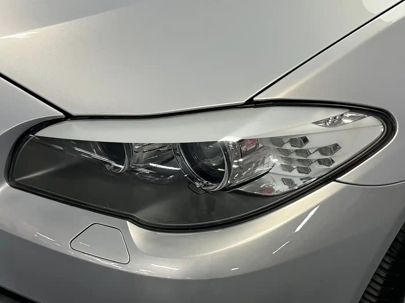 BMW 5 Series 2011 535Li Leading фото 25
