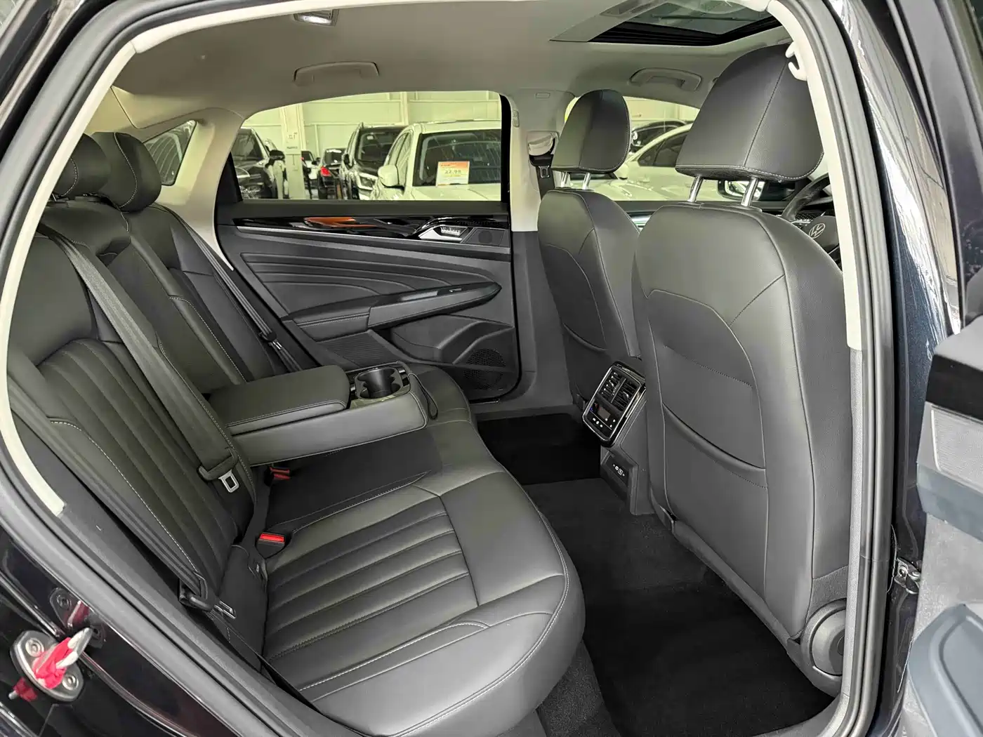 Volkswagen Passat 2023 280TSI Elite Edition фото 16