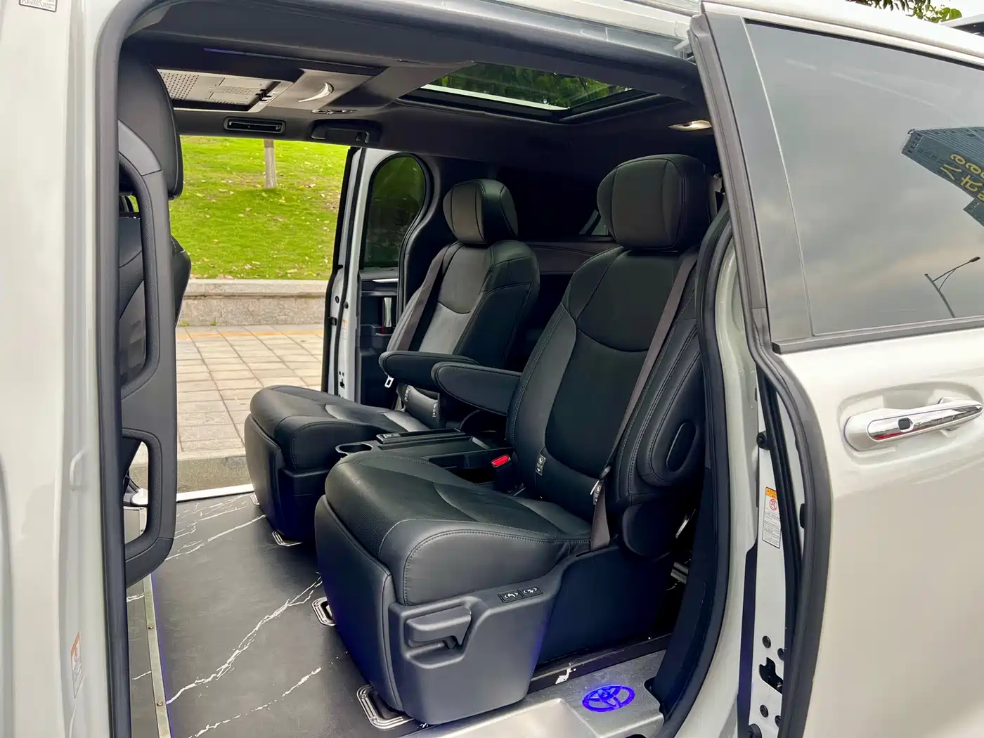 Toyota Sienna 2021 2.5L Hybrid Ultimate Edition фото 8