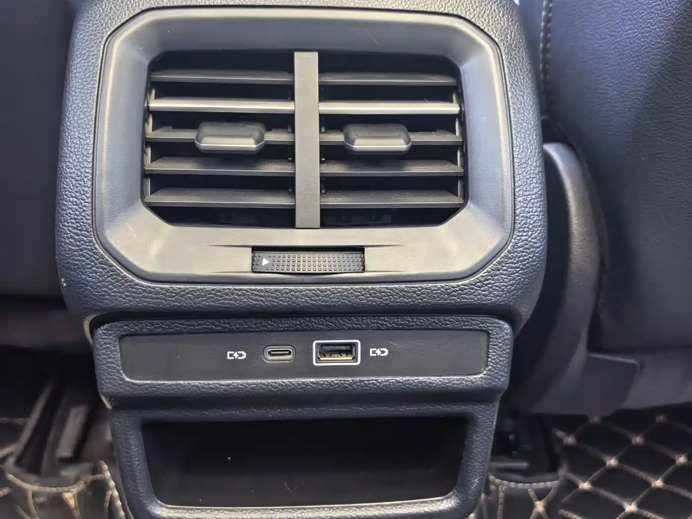 Volkswagen Tharu 2023 300TSI 2WD Full Moon Edition фото 14