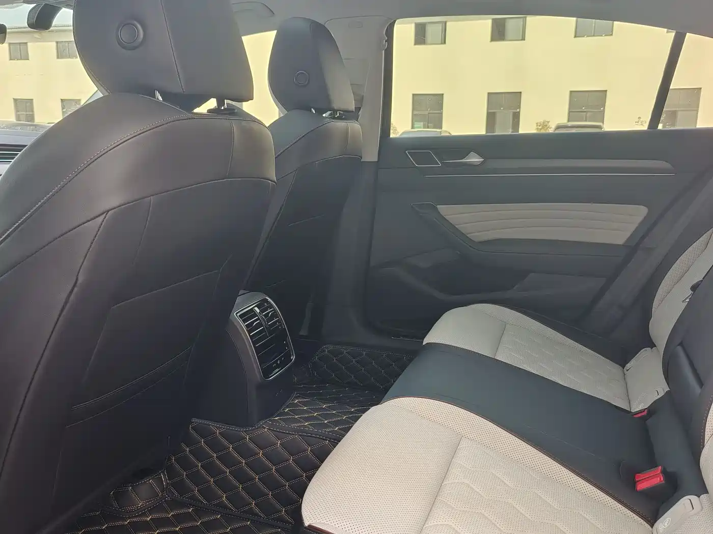 Volkswagen Magotan 2025 Popular Edition 330TSI DSG Luxury фото 5