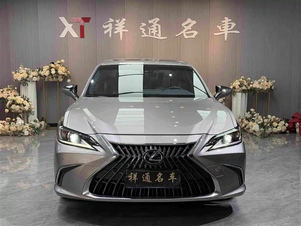 Фото 2 - Lexus ES