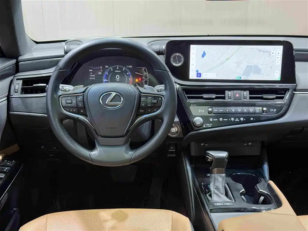 Фото 16 - Lexus ES