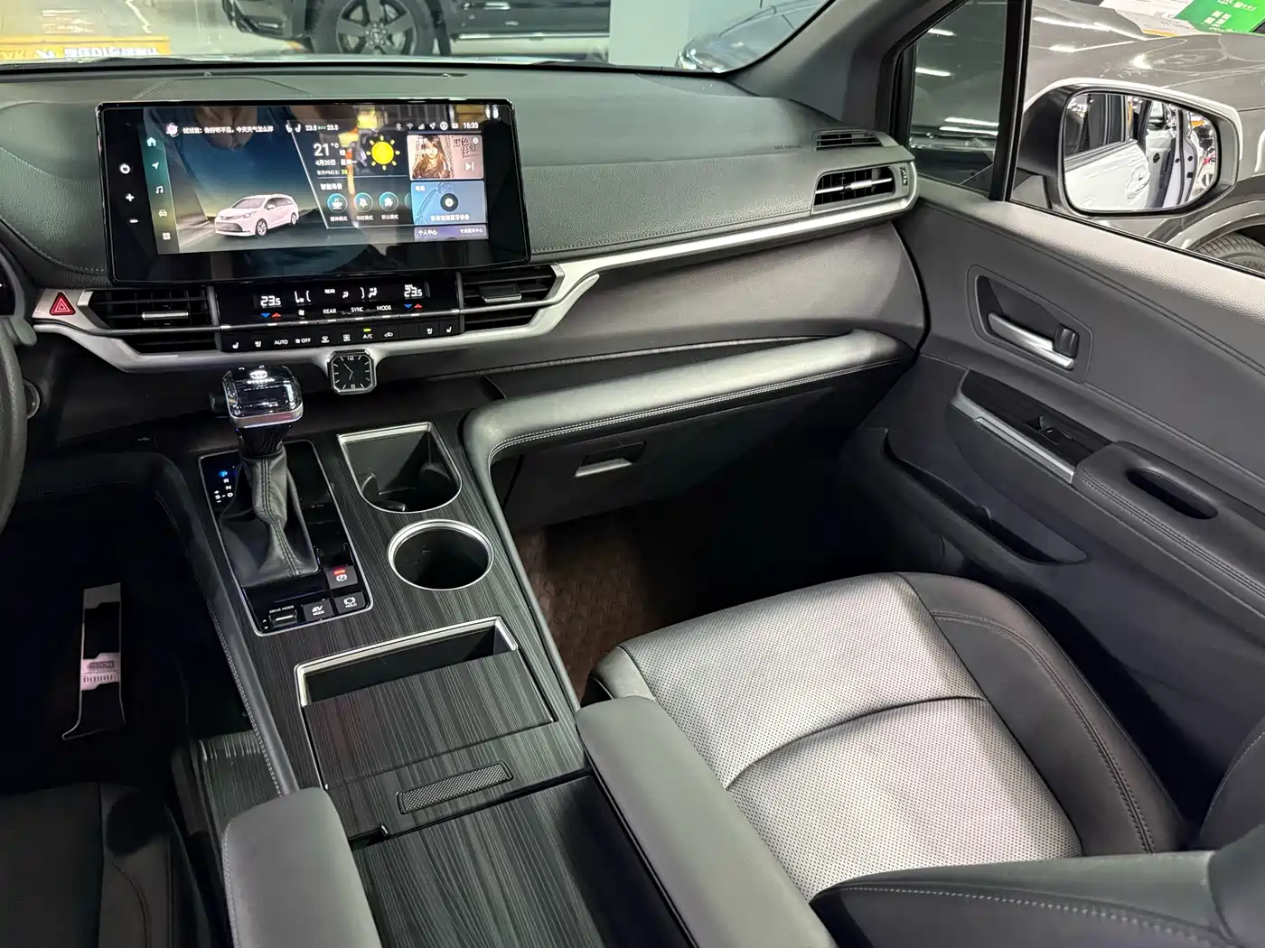 Toyota Sienna 2024 2.5L Hybrid 4WD Premium Edition фото 13